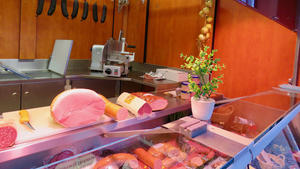 In einem Verkaufswagen auf dem Wolfenbtteler Markt liegen verschiedene Fleisch- und Wurstsorten.