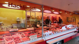 Verkaufswagen einer Fleischerei auf dem Wochenmarkt in Wolfenbttel.